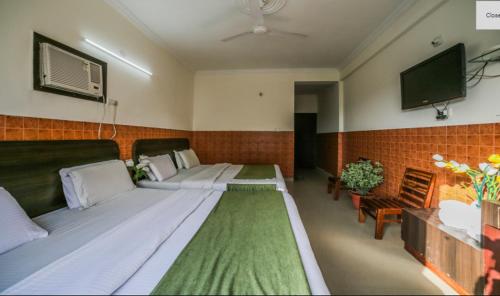 格德拉格德拉今日酒店的客房设有两张床和一台平面电视。