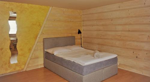 扎科帕内Apartament Fiedorówka的木墙客房内的小床