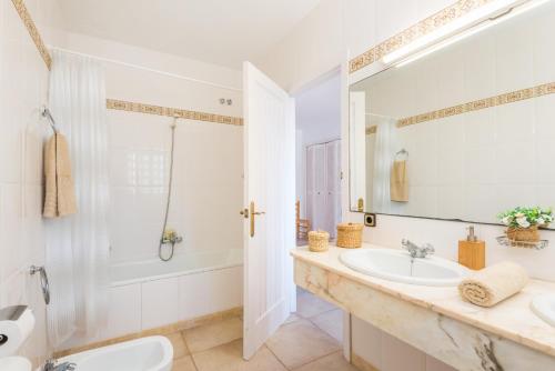 卡拉加尔达纳Villa Ponent Galdana - Cala Galdana的白色的浴室设有水槽和淋浴。