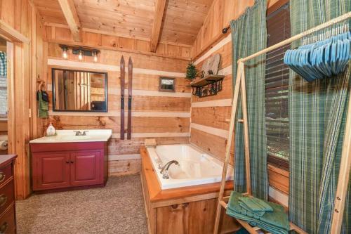 赛维尔维尔View! Cozy, Private, Fireplace, Hot Tub Log Cabin, Honeymoon!的带浴缸、水槽和淋浴的浴室