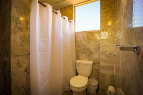 圣胡安珊瑚海的一间带卫生间和淋浴及窗户的浴室