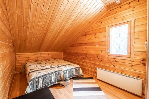 基蒂莱Rentorakka的小木屋内的卧室,配有床