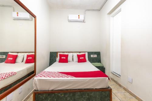 圣保罗OYO Hotel Dom Pedro, São Paulo的一间卧室配有两张带红色枕头的床