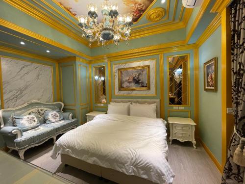 花莲市山川匯行館民宿的一间卧室配有一张床和一个吊灯