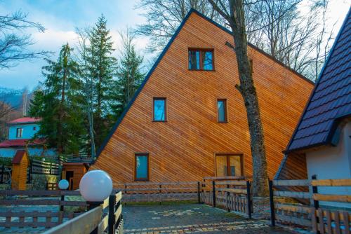 布雷佐维察Meshtekna的一座带尖顶的大型木制房屋