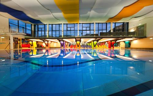 滨湖采尔雄韦斯生活公寓酒店的一座大型游泳池,里面有人