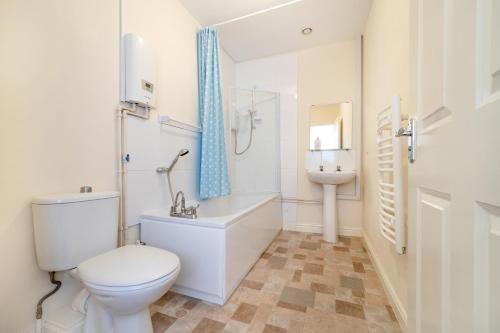 约维尔Becket apartment的白色的浴室设有卫生间和水槽。