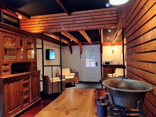 LinneB&B Katoo的客厅设有木墙和金属浴缸
