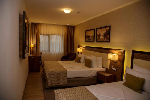 New Egreta Resort客房内的一张或多张床位