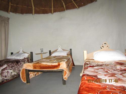 MokhotlongLibibing chalets的一间客房内配有两张床的房间