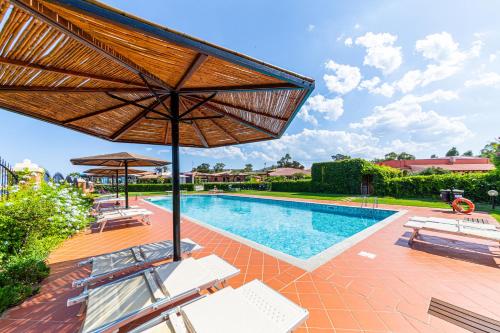 圣特奥多罗六边形酒店的游泳池的图片,带有雨伞