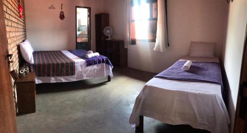 韦尔卡鲍Pousada Pico Da Vila的带两张床和镜子的客房