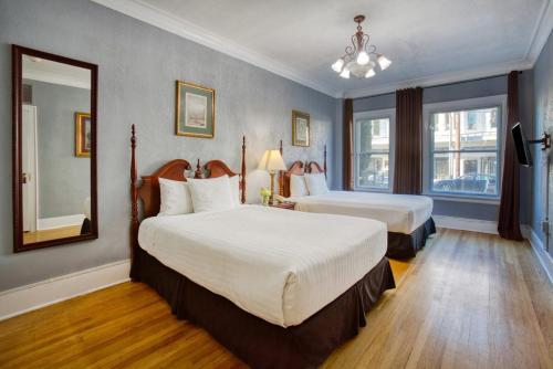 西雅图玛尔圭酒店的酒店客房,设有两张床和镜子