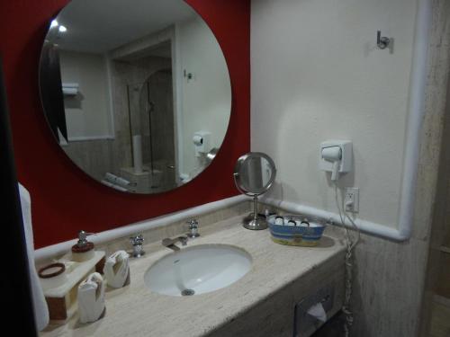卡波圣卢卡斯Studio At Marina Los Cabos的一间带水槽和镜子的浴室