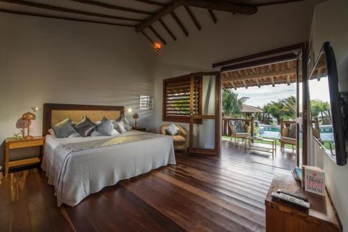 福廷Vila Selvagem Hotel Contemporaneo的一间卧室配有一张床,享有海景