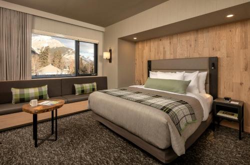 Peaks Hotel and Suites客房内的一张或多张床位