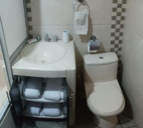 库斯科A un minuto del aeropuerto Siéntase como en casa的浴室配有白色卫生间和盥洗盆。