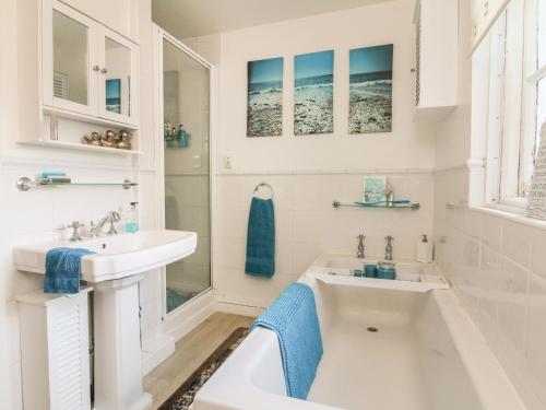 曼海德19 Quay Street的白色的浴室设有水槽和浴缸。