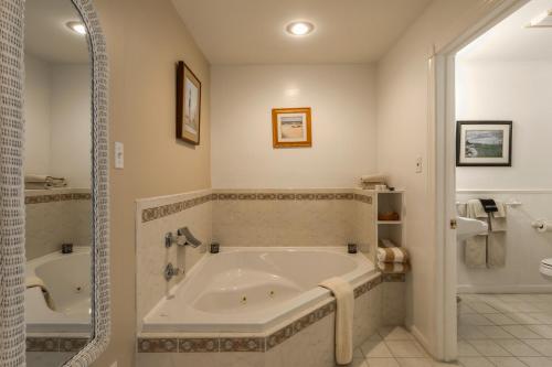 北怀尔德伍德2310 Central Avenue的大型浴室设有浴缸和淋浴。