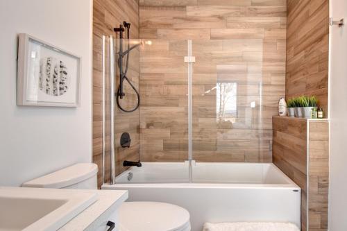 Chalet Serenity - Mont Tremblant Ski - Spa Sauna Wifi TV Privet Chic Modern House的一间浴室