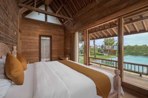 坎古Cahaya Villa Canggu By Island Escape的一间卧室设有一张大床和一个大窗户
