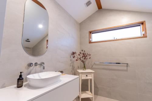 BurragateCurrajong Retreat的白色的浴室设有水槽和镜子