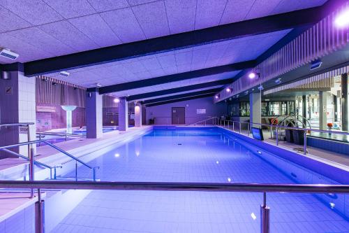 Spa Hotel Härmä - Härmän Kylpylä内部或周边的泳池