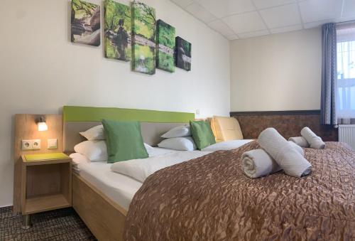 巴拉顿凯奈谢Hotel Dolce Vita的一间卧室配有一张带绿色和白色枕头的大床