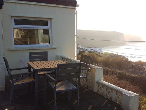 马根波思White Ocean的房屋阳台上的木桌和椅子