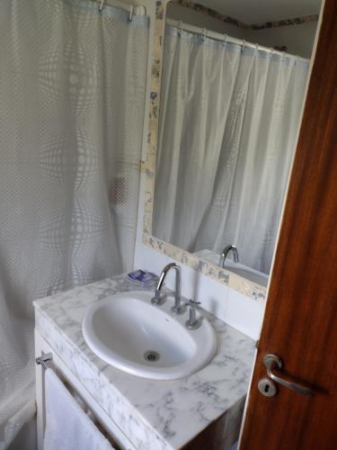 坦迪尔Abril Village的一间带水槽和镜子的浴室