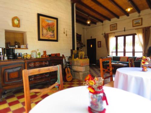 麦马拉La Paleta del Pintor Hosteria的一间带桌子的客厅和一间厨房