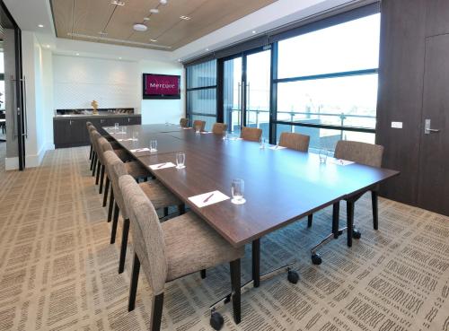 波特西Mercure Portsea & Portsea Golf Club的大型会议室,配有长桌子和椅子