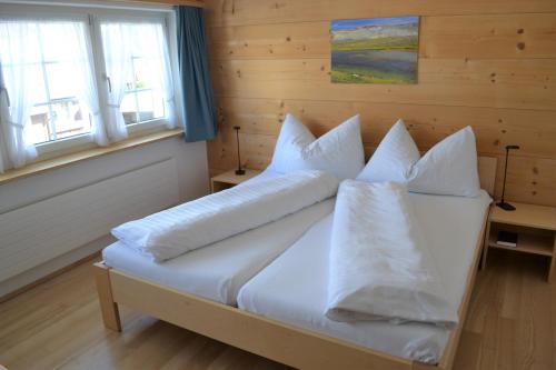 HembergGasthaus Löwen的一间卧室配有带白色床单和枕头的床。