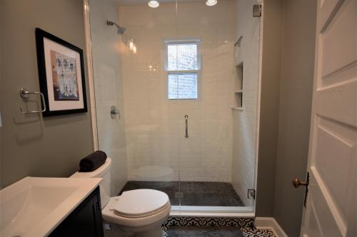 芝加哥Penthouse Level, Stunning Wrigley Stay的带淋浴、卫生间和盥洗盆的浴室