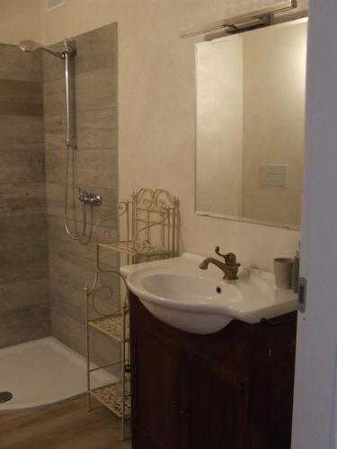 圣费利切德尔贝纳科B&B Solstizio d'estate的浴室配有盥洗盆和带镜子的淋浴