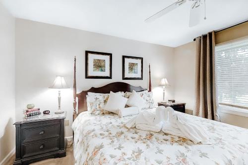 希尔顿黑德岛Colonnade Club 152的一间卧室设有一张大床和一个窗户。