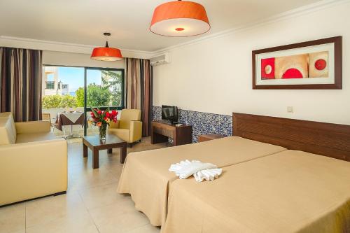 阿尔布费拉山海大西洋景花园酒店的酒店客房设有床和客厅。