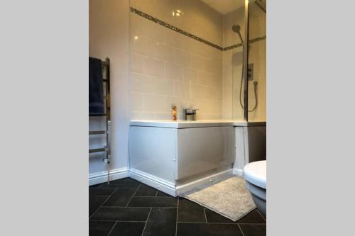 斯特灵Struan Coach house in gated residence的带淋浴和浴缸的浴室
