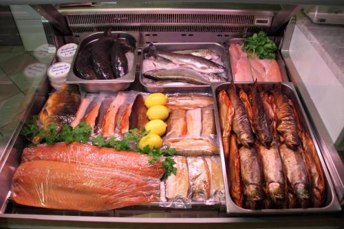 希格斯多夫Forellenhof的冰箱里装满了各种海鲜