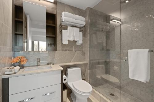 渥太华SOHO Residences Champagne的一间带卫生间和玻璃淋浴间的浴室