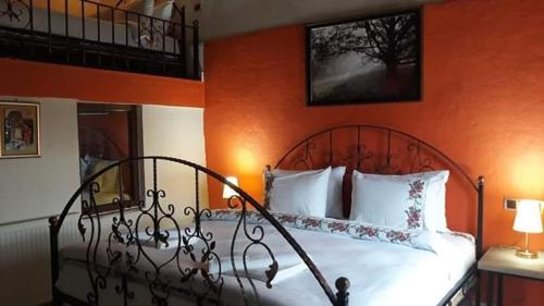 阿瓦诺斯Ipekyolu Garden的一间卧室配有一张白色的床和橙色的墙壁