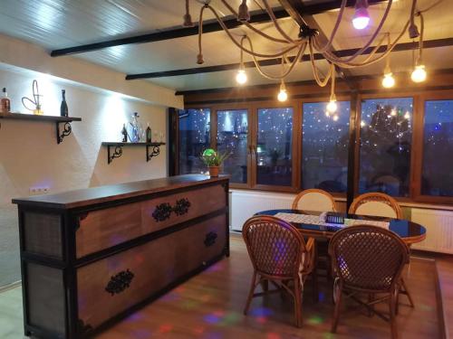 阿瓦诺斯Ipekyolu Garden的用餐室配有木桌、椅子、桌子和椅子