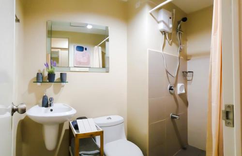 伊洛伊洛Zen Living Condo at Avida Atria Tower 2的浴室配有卫生间、盥洗盆和淋浴。