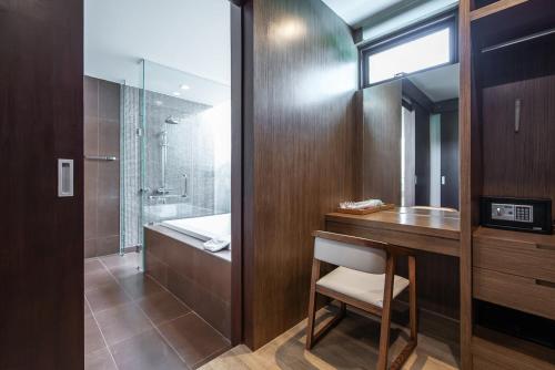 纳仲天Movenpick Luxury Villa1FL-Private Pool-SHA CERTIFIED的一间带书桌、水槽和淋浴的浴室