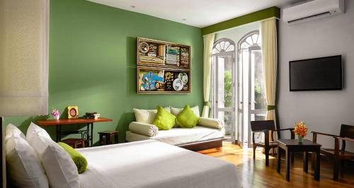 普吉镇The Memory at On On Hotel的绿色客房 - 带两张床和一张沙发