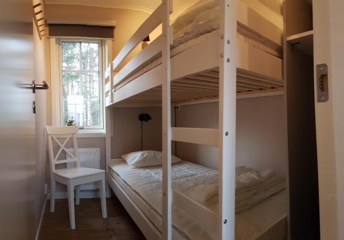 莫拉Nybyggd stuga intill skogsbrynet - New built cottage next to the cowberry forest的卧室内的双层床,卧室内配有双层床