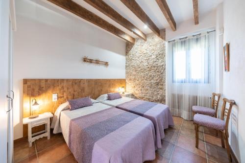 安普里亚斯Holiday Home Florence的一间卧室设有一张大床和石墙