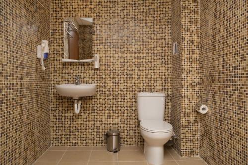 旧扎戈拉Hotel Motto的一间带卫生间和水槽的浴室