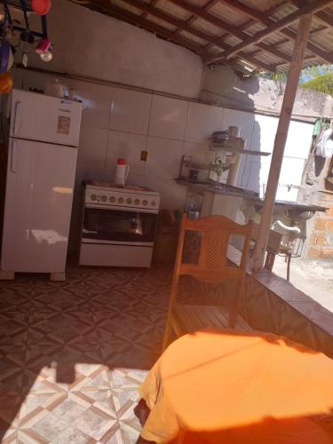甘博阿Casa em Gamboa的厨房配有白色冰箱和炉灶。