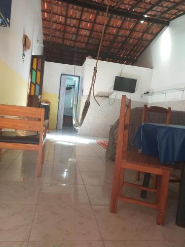 甘博阿Casa em Gamboa的配有桌椅和电视的客房